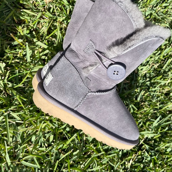 UGG🍂🍁Bailey Button II Stormy gray winter boot 6 - Picture 2 of 10